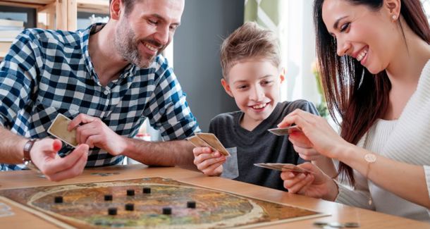 Gezin Speelt Spelletje